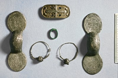 Smycken från Camon, Amiens, Somme, karolingiska, 700-1000-tal (silver, förgylld brons) av School Carolingian