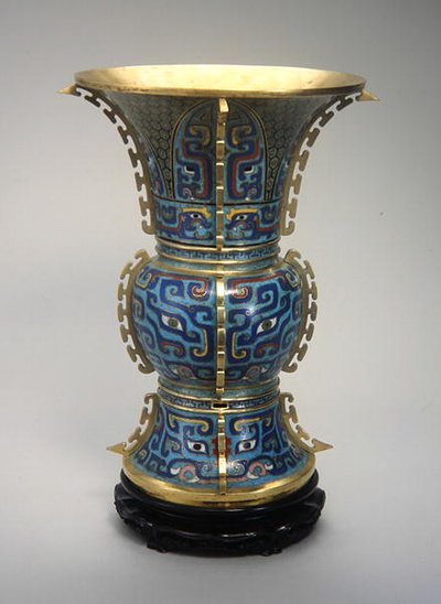 En Zun-formad vas och stativ (cloisonne-emalj & zitan) (se även 272147) av School Chinese