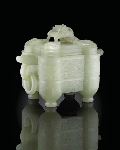 Arkaistiskt kärl och omslag, Tulu, Qianlong Period (1736-95) (blek celadon jade) (se även 619015) av School Chinese