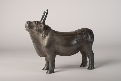 Bull (silver med jagad och repoussé dekoration) av School Chinese