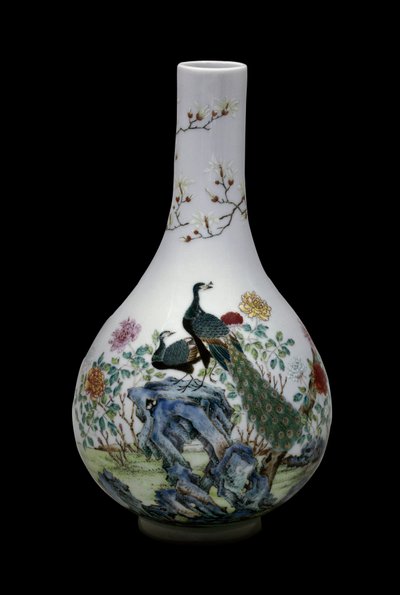 Kinesisk kunst: Keramikvase af den lyserøde familie dekoreret med fugle (inklusive påfugle) og blomster. Qianlong Reg. (1736-1795). Paris, Musee Guimet, Musee national des Arts Asians.swed av School Chinese