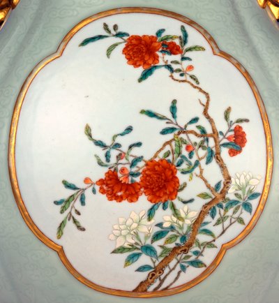 Detalj av en fin och mycket sällsynt famille rose celadon slipad vas med en förgylld kontur emalj av Prunus och rosor av School Chinese