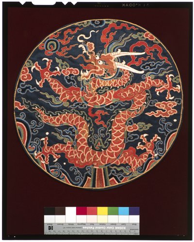 Insignier av fjärde gradens prins (med profil av drake), c.1700-25 (silke) av School Chinese