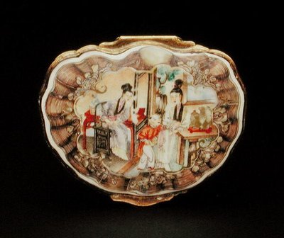 Lock av snusdosa i form av ett skal, Qianlong period (1736-95) c.1760 (porslin) (se även 210139) av School Chinese