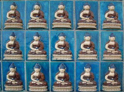 Liten Buddha-mur på ön Hydrangeas ("Qionghua") vid Beihai Park eller North Sea Park i Pekin. Fotografi, Leonard de Selva, Kina, 2006. av School Chinese