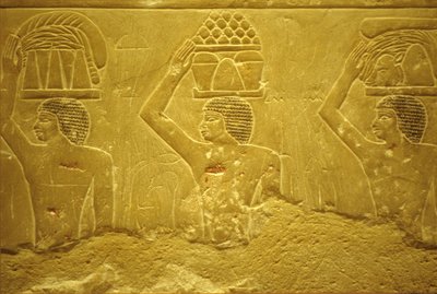 Forntida Egypten, Väggristning/-målning, Mastaba/Tomb of Idout, Saqqara, 2323-2150 f.Kr, Bärare med offergåvor (foto) av School Egyptian