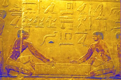 Forntida Egypten, Väggristning/-målning, Mastaba/Tomb of Ti, Saqqara, 5:e dynastin, Arbetare som polerar trä (foto) av School Egyptian