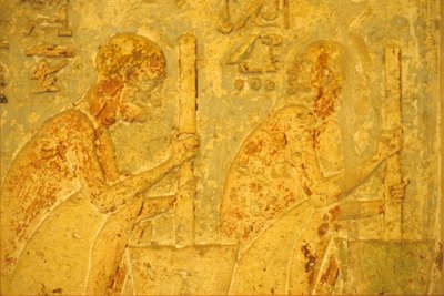 Forntida Egypten, Väggristning/-målning, Petosiris grav, Tuna el Gebel, 300 f.Kr, Arbetare använder mortel (foto) av School Egyptian