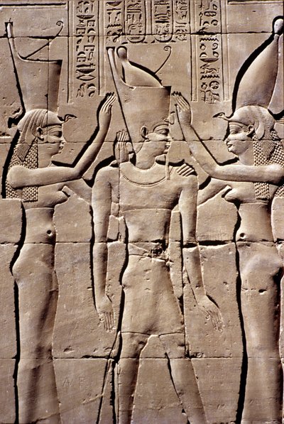 Forntida Egypten, Väggmålning/ristning, En kung tar emot dubbelkronan från Isis och Nephthys, Horustemplet, Edfu (foto) av School Egyptian