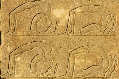 Forntida Egypten, Väggmålning/ristning, Kvinnliga akrobater uppträder, Karnak-templet, Luxor (foto) av School Egyptian