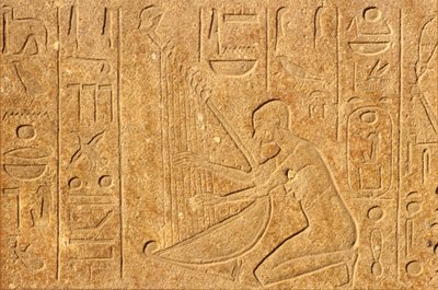 Forntida Egypten, Väggmålning/ristning, Harpist med Hatshepsuts huvud överst på harpan, Karnaktemplet, Luxor av School Egyptian