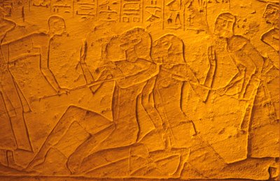 Forntida Egypten, Väggmålning/ristning, Hettitiska fångar blir slagna med käppar, Ramses II:s och Nefertaris tempel, Abu Simbe (foto) av School Egyptian