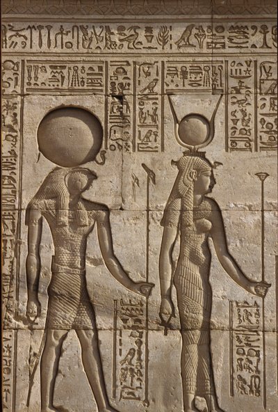Forntida Egypten, Väggmålning/ristning, Horus och Isis tar emot en offergåva från faraon, Hathors tempel, Dendera (foto) av School Egyptian