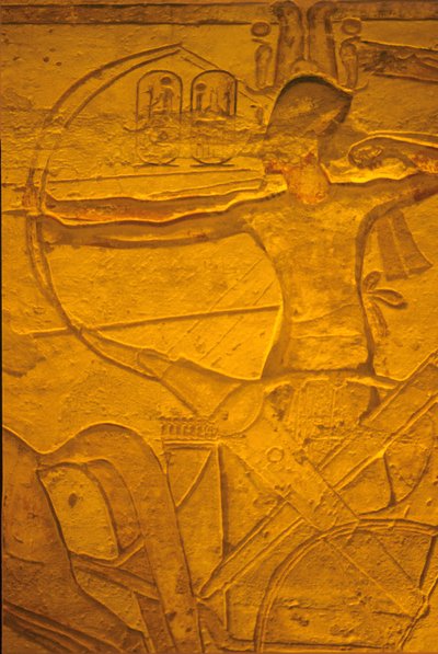 Forntida Egypten, Väggmålning/ristning, Ramses II i sin vagn vid slaget vid Kadesh, Ramses II:s och Nefertaris tempel, Abu Simbel av School Egyptian