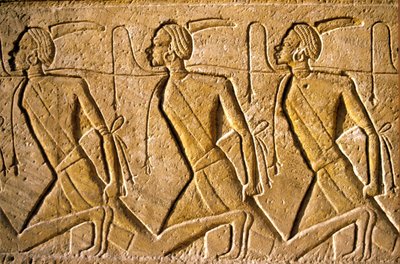 Forntida Egypten, väggmålning/ristning, rad med fångar som representerar det kushitiska folket, avbildade som afrikaner, som har besegrats av Ramses II, Ramses II:s tempel, Abu Simbel av School Egyptian