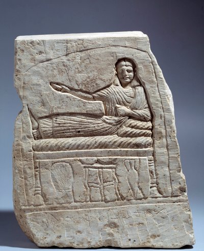 Forntida egyptisk konst: begravningsstele i kalksten i Lady Artemis namn. (med sen bankett) Från Kom Abu-Billou (Abu Billou), Egypten. Höjd 24 cm. Lågperiod (3:e århundradet e.Kr.). Paris, Louvren av School Egyptian