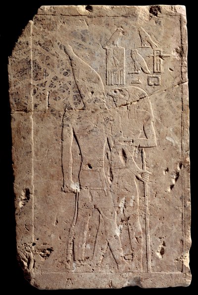 Egyptisk antikvitet: kalkstensrelief föreställande kung Qahedjet (Kahedjet) omfamnar av guden Horus. Gamla imperiet. Slutet på den 3:e dynastin. 2700-2620 f.Kr. Paris, Louvren av School Egyptian