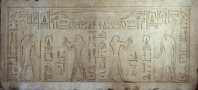 Egyptisk antikvitet: kalkstensstele föreställande kung Sesostris III (1862-1843 f.Kr.) (vänster) som en ung man, till höger, en ålderman erbjuder bröd och kaka till guden Monti. 1878-1843 f.Kr. Från medamoud. Paris, Louvren av School Egyptian