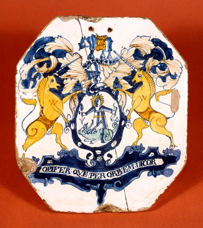 Apothecary-bricka som visar vapenskölden och mottot för Worshipful Society of Apothecaries of London (keramik) av School English