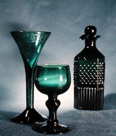 L till R: Dekorerat vinglas, runt glas och karaff, sent 1700-tidigt 1800-tal (grönt glas) av School English