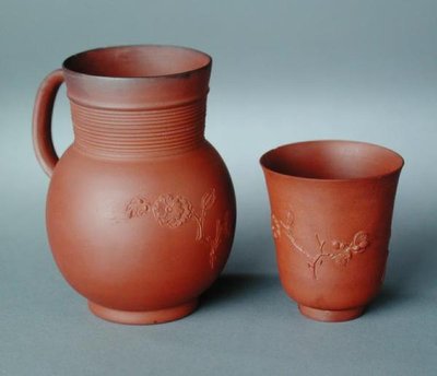 Mugg och bägare, rött stengods, spridd dekoration, Elers verk (keramik) av School English