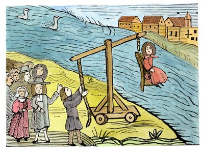 Kvinna på en andpall, anklagad för häxkonst, illustration från en samling kapböcker om esoterica (träsnitt) (senare färgsättning) av School English
