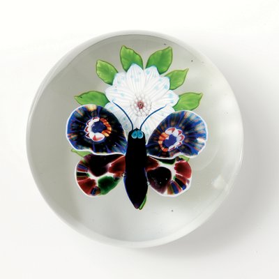 Baccarat fjäril och blomma vikt, insekten med djuplila kropp, ljusblågrå ögon och antenner (glas) av School French