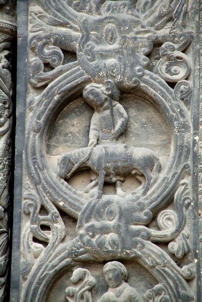 Gotisk konst: Piright av den högra portalen på den västra fasaden av basilikan Saint Denis som representerar fältarbetet: maj. Saint-Denis, Frankrike av School French