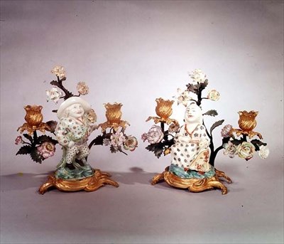 Ett par Mennecy ormolu-monterade figurer av en dvärg och en magot (porslin) av School French