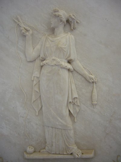 Basrelief av Atropos som skär livets tråd (marmor) av School Greek