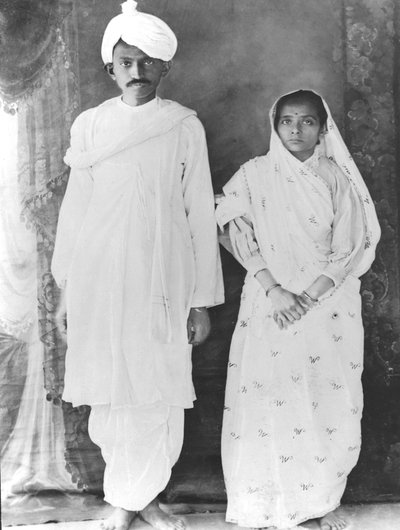 Kasturba (1869-1944) och Mahatma Gandhi (1869-1948) (svartvitt foto) av School Indian