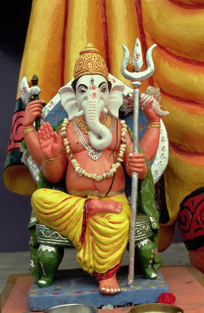 Staty av Ganesh, elefantguden, på tronen av School Indian