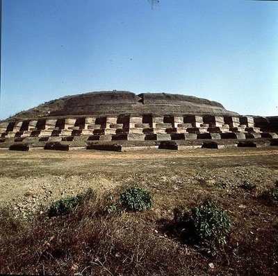 Utsikt över Nandangarh Stupa, som tros hålla Buddhas aska (foto) av School Indian
