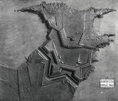 En reliefkarta över den venetianska fästningen vid Spinalonga, Kreta 1619 (s/v foto) av School Italian