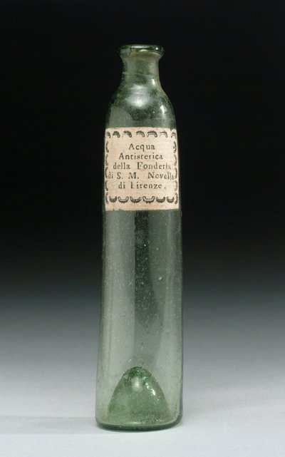 Flaska som innehöll anti-hysterivatten, från Hans Kungliga Höghets Gjuteri, Officina Profumo, Farmaceutica di Santa Maria Novella, Florens, ca 1850-1920 (glas) av School Italian