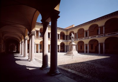 Utsikt över innergården med statyn av Alessandro Volta (1878) av School Italian