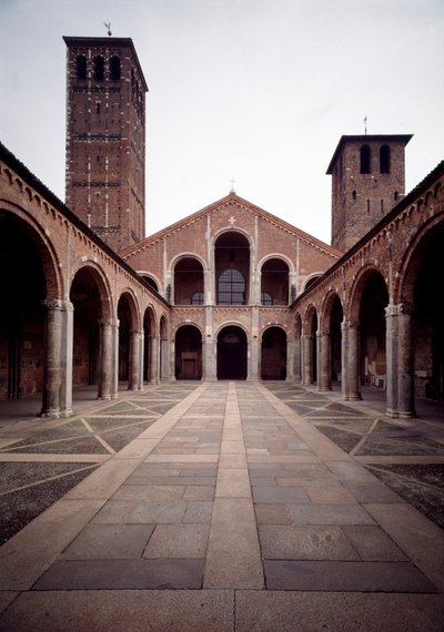 Vy över fasaden av kyrkan Saint Ambrose (Saint Ambrose) (Basilica di Sant