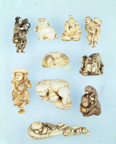 Urval av netsuke: Ikkuha Sennin bär skökan från Benares; sittande valp; Abe no Yasuneri håller en baby; Gamma Sennin; liggande häst; krigare som betvingar en förrymd oxe; stående holländare som håller en långstjärtad tupp; sittande apa som håller i en pers av Japanese School