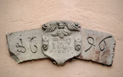 Judarnas gränd i Obernai (67). Platser för tillbedjan: inskription med ett hebreiskt datum och motsvarande datum för den kristna eran: 1696. En synagoga byggdes enligt uppgift två år efter auktorisation av Intendant La Grange, vilket tillät J av School Jewish