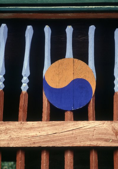 Yin och Yang symbol på en träbarriär (Kree) av School Korean