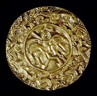 Medeltidens arkeologi (medeltiden). Barbarisk konst i Lombardiet: guldskiva. I centrum står ett helgon till häst med spjut och runt djurmotiv. Lombardkonst, ca 600. Dim: 47 cm Italien, Cividale del Friuli, Arkeologiska museet av School Lombard