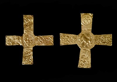 Medeltidens arkeologi (medeltiden). Barbarisk konst i Lombardiet: bröstkors i bladguld. Lombardisk konst från 700-talet. Italien, Cividale del Friuli, Arkeologiskt museum av School Lombard