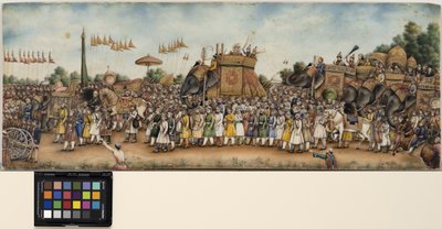 Akbar Shah II rider på en elefant i en enorm procession, ca 1835 (ogenomskinlig akvarell och guld på elfenben) av School Mughal