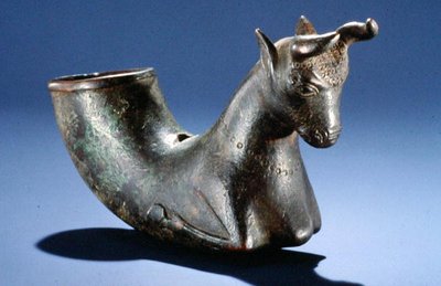 Tjur med vikta ben, ca 550-330 f.Kr. (brons) av School Persian