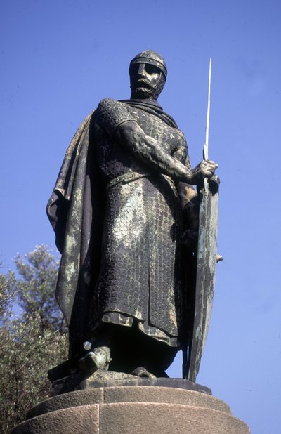 Staty av kung Afonso I, Guimaraes, Portugal (foto) av School Portuguese