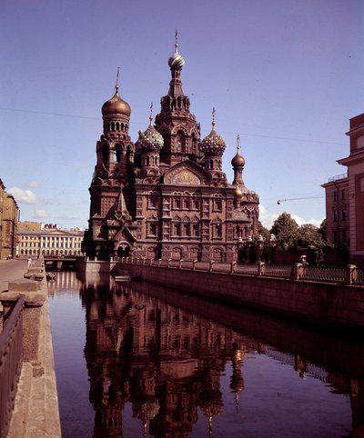 Arkitektur: utsikt över den Helige Frälsarens kyrka och Sangversen realiserad mellan 1883 och 1907. St. Petersburg. Ryssland av School Russian