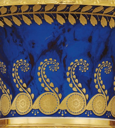 Detalj från en vas med två handtag av porslin och bladguld gjord av Imperial Porcelain Factory 1833 av School Russian