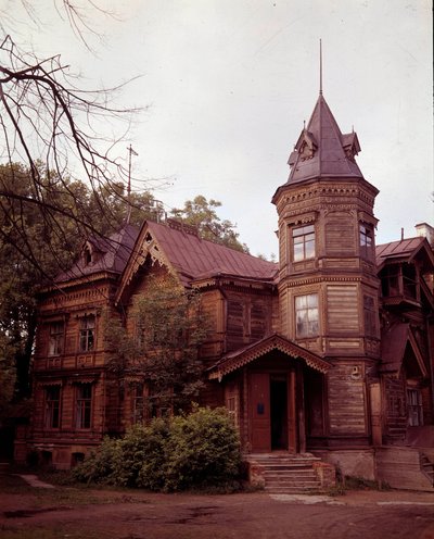 Rysk arkitektur: utsikt över en dacha från 1800-talet, ryskt hus på landet. av School Russian