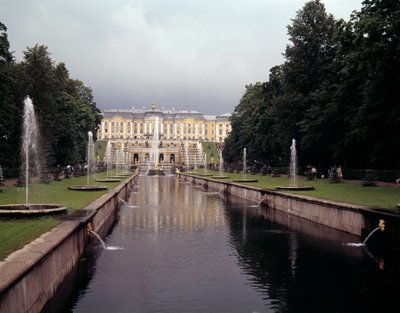 Utsikt över det stora vattenfallet i slottet Peterhof, realiserat under Peter den store nära Sankt Petersburg, Ryssland av School Russian