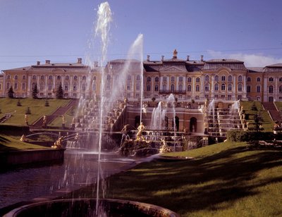 Utsikt över det stora vattenfallet i slottet Peterhof, realiserat under Peter den store nära Sankt Petersburg, Ryssland av School Russian